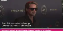 Brad Pitt prende in giro George Clooney: 'Pessimo ballerino'