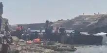 Lampedusa, 68 migranti sbarcano sugli scogli tra i bagnanti