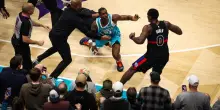La maxi rissa tra Hornets e Pistons: da un fallo duro al caos in campo. LE FOTO