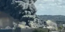Incendio in centro rifiuti a Londra, sospesi treni e metropolitana