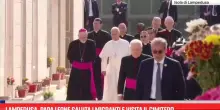 Lampedusa, Papa Leone saluta i migranti e visita il cimitero
