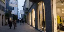 Milano, donna aggredita e molestata in via della Spiga: un arresto