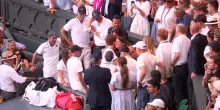 Sinner, l'abbraccio ai familiari post vittoria di Wimbledon