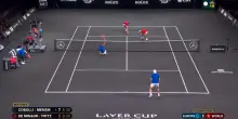 Laver Cup, Cobolli si procura match point... da terra!