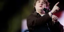 Lewis Capaldi compie 30 anni, le sue canzoni pi&ugrave; famose
