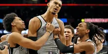 Wembanyama segna il canestro della vittoria e manda gli Spurs ai playoff