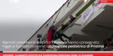 Alpinisti del Kosovo vestiti da supereroi in ospedale