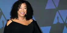 Shonda Rhimes risponde alle critiche sul casting woke di Bridgerton