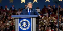 Trump: 'Se vinciamo alle midterm 5mila dollari a tutti gli americani'