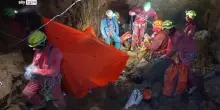 I soccorsi per salvare speleologo nella grotta del Cuneese