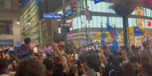 NBA, la festa in strada dei tifosi Knicks dopo gara-4