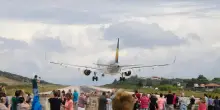 Grecia, turista italiana cade guardando decollo aereo Skiathos: grave