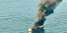 Yacht in fiamme a Jesolo, salvate 10 persone: barca inabissata
