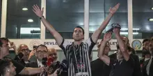 Besiktas, per l'arrivo di Vlahovic tifosi gi&agrave; in delirio in aeroporto: e Dusan salta con loro