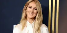 C&eacute;line Dion a Parigi, l'abito Chanel richiama quello degli Oscar '97