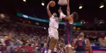 Darryn Peterson sui due lati: stoppata e super schiacciata