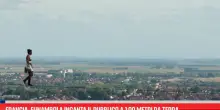 Francia, funambola incanta il pubblico a 100 metri da terra