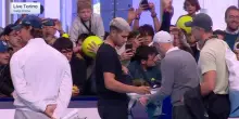 Alcaraz firma autografi dopo l'allenamento