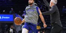Curry, la magia di Natale: canestro impossibile nel riscaldamento. VIDEO