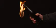 Lancia bottiglia incendiaria contro le auto di una parente, denunciato