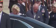Reali inglesi negli Usa, gaffe di Camilla all'aeroporto
