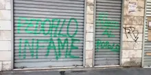 Molestie su 13enne, insulti fuori dal negozio dell'indagato
