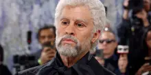 Met Gala 2026, Bad Bunny si invecchia con le protesi. VIDEO