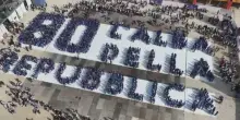 Roma, una scritta umana per gli 80 anni della Repubblica