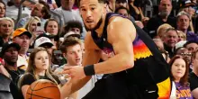 Booker trascina ancora Phoenix: 37 punti ai Mavs e 7&deg; posto a Ovest assicurato