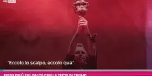 Piero Pel&Atilde;&sup1; sul palco con la testa di Trump