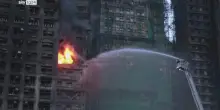 Incendio grattacieli di Hong Kong, i soccorritori al lavoro