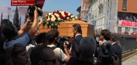 Funerale Baresi, l'uscita del feretro dalla basilica