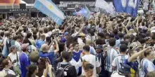 Banderazo Argentina, i tifosi invadono Times Square in vista della finale. VIDEO