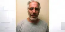 Epstein, oltre alla foto di Trump scomparsi altri 15 documenti