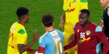 L'arbitro consegna a Messi i cartellini del suo ultimo tango
