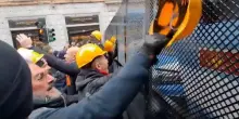 Futuro ex Ilva, tensione al corteo a Genova. VIDEO