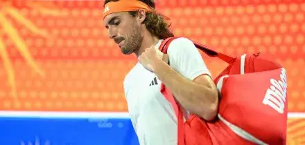 Tsitsipas ko al debutto: vince Cerundolo