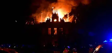 Proteste in Francia, municipio di Limoges incendiato dai manifestanti