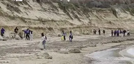 Agrigento, volontari ripuliscono la spiaggia a San Leone