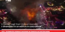 Denver, enorme incendio in edificio in costruzione