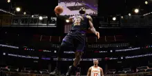 LeBron vola ancora: tripla doppia sfiorata in back-to-back