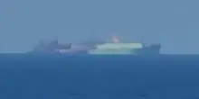 Arabia Saudita, nel Mar Rosso colpita petroliera che va in fiamme