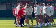 Pavlovic festeggia il rinnovo col Milan.. prendendo schiaffi