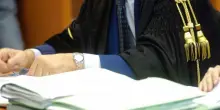 Uccise la moglie a colpi di pistola per strada, condannato a ergastolo