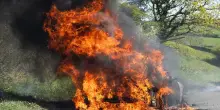 Montalto Uffugo, muore carbonizzato spegnendo l'incendio dell'auto