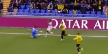 La doppia uscita a valanga del portiere del Kairat: prima di testa e poi in scivolata