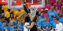 Wemby fatica al tiro ma scrive la storia: 12 stoppate in gara-1, record ai playoff