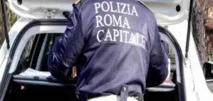 Scontro tra un&rsquo;auto e due moto a Roma: morto un motociclista