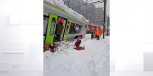 Valanghe, allerta alta sulle Alpi, travolto un treno in Svizzera