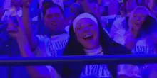 Gli Spurs hanno le suore in prima fila? A OKC una tifosa si traveste per i Thunder